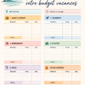 Femme planifiant son budget vacances avec un ordinateur et des notes.