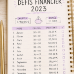 Une femme s'installe à son bureau avec un calepin et un ordinateur pour gérer son budget en 2023.