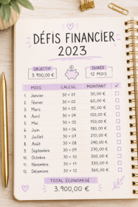 Une femme s'installe à son bureau avec un calepin et un ordinateur pour gérer son budget en 2023.