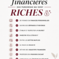 Femme souriante qui feuillette un carnet de finances personnelles.