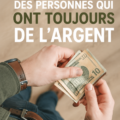 Illustration d'une femme joyeuse tenant un porte-monnaie avec des pièces.