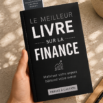 Une sélection de livres sur la finance disposés sur une table en bois