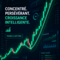 Une femme souriante en train de travailler avec concentration sur un projet de développement personnel.