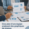 Équipe analysant des graphiques de revenus sur un ordinateur moderne pour optimiser leur stratégie de téléchargement.