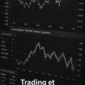 Une femme souriante vérifiant ses investissements sur son ordinateur avec des graphiques de trading en arrière-plan.