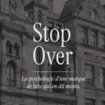 Femme professionnelle en train de discuter avec des collègues dans un bureau, en affichant une communication claire.