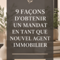 Une femme agent immobilier souriante tenant ses documents devant une maison en vente.