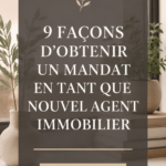 Une femme agent immobilier souriante tenant ses documents devant une maison en vente.