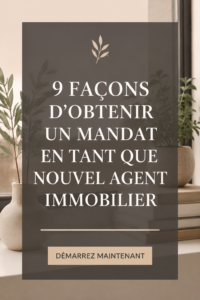 Une femme agent immobilier souriante tenant ses documents devant une maison en vente.
