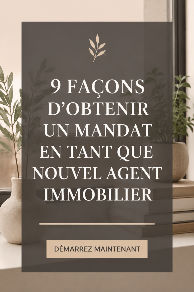 Une femme agent immobilier souriante tenant ses documents devant une maison en vente.