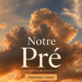 Femme réfléchissant aux préparatifs de sa retraite, consultante un document de checklist.