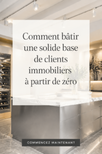 Personne tenant des clés, symbolisant la réussite dans l'immobilier.
