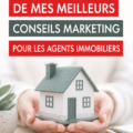 Agent immobilier présentant une maison à des clients intéressés.