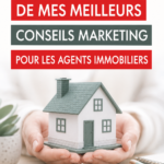 Agent immobilier présentant une maison à des clients intéressés.