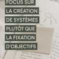 Illustration d'une femme organisant son temps avec des systèmes pratiques.