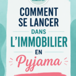 Une femme souriante en pyjama, travaillant sur un ordinateur portable avec des documents immobiliers autour d'elle.