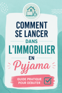 Une femme souriante en pyjama, travaillant sur un ordinateur portable avec des documents immobiliers autour d'elle.