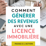 Femme souriante tenant des clés de maison avec une licence immobilière en arrière-plan.