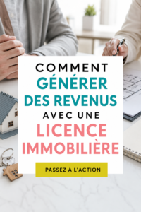 Femme souriante tenant des clés de maison avec une licence immobilière en arrière-plan.