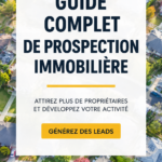 Femme d'affaires souriante discutant de stratégies immobilières avec des collègues.