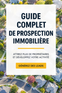 Femme d'affaires souriante discutant de stratégies immobilières avec des collègues.