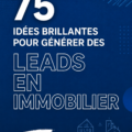 Une femme souriante évaluant des prospects immobiliers sur son ordinateur