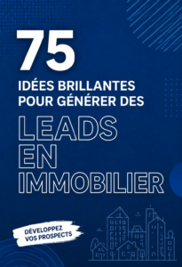 Une femme souriante évaluant des prospects immobiliers sur son ordinateur