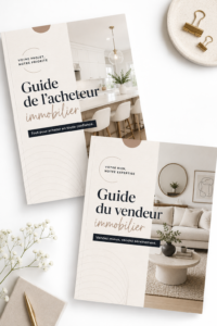 Couple examinant des documents immobiliers dans leur maison.