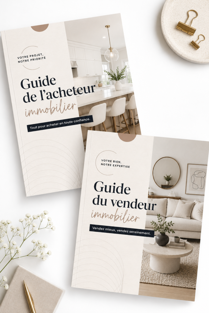 Couple examinant des documents immobiliers dans leur maison.