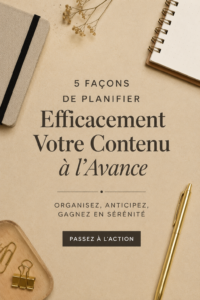 Femme en train de planifier son contenu sur un carnet avec un ordinateur à côté.