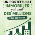 Femme tenant un plan d'investissement immobilier avec un sourire confiant.