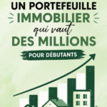 Femme tenant un plan d'investissement immobilier avec un sourire confiant.