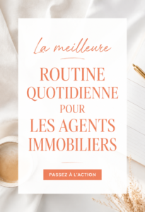 Agent immobilier souriant en train de planifier sa journée avec un calendrier et un ordinateur.