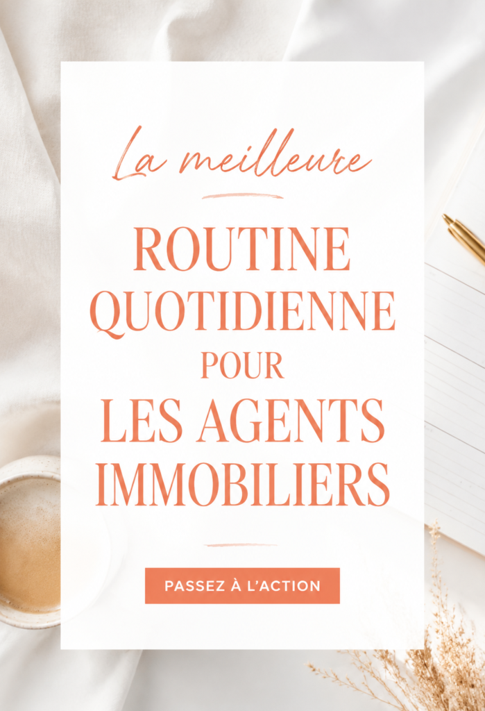 Agent immobilier souriant en train de planifier sa journée avec un calendrier et un ordinateur.