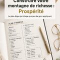Femme souriante consultant des documents sur l'investissement immobilier