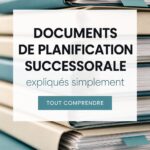Femme examinant des documents de planification successorale pour préparer son héritage.