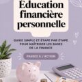Femme souriante découvrant un guide de finance personnelle
