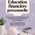 Femme souriante découvrant un guide de finance personnelle