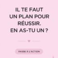Femme réfléchissant à son projet avec un carnet et un stylo, symbolisant la planification pour réussir.