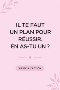 Femme réfléchissant à son projet avec un carnet et un stylo, symbolisant la planification pour réussir.
