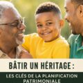 Une femme et sa famille discutant de la planification successorale autour d'une table.