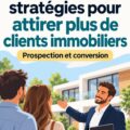 Image d'une femme professionnelle souriante en réunion avec des clients immobiliers.